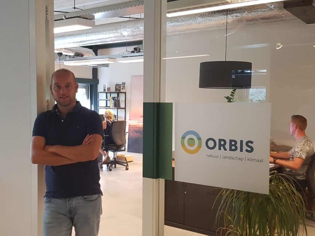 Man staat naast Orbis kantoor.