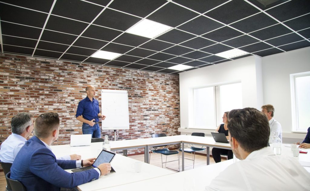 Presentatie gegeven in een moderne vergaderruimte.