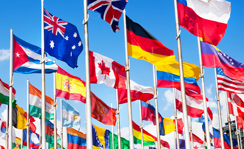 Vlaggen uit verschillende landen wapperen in de wind.