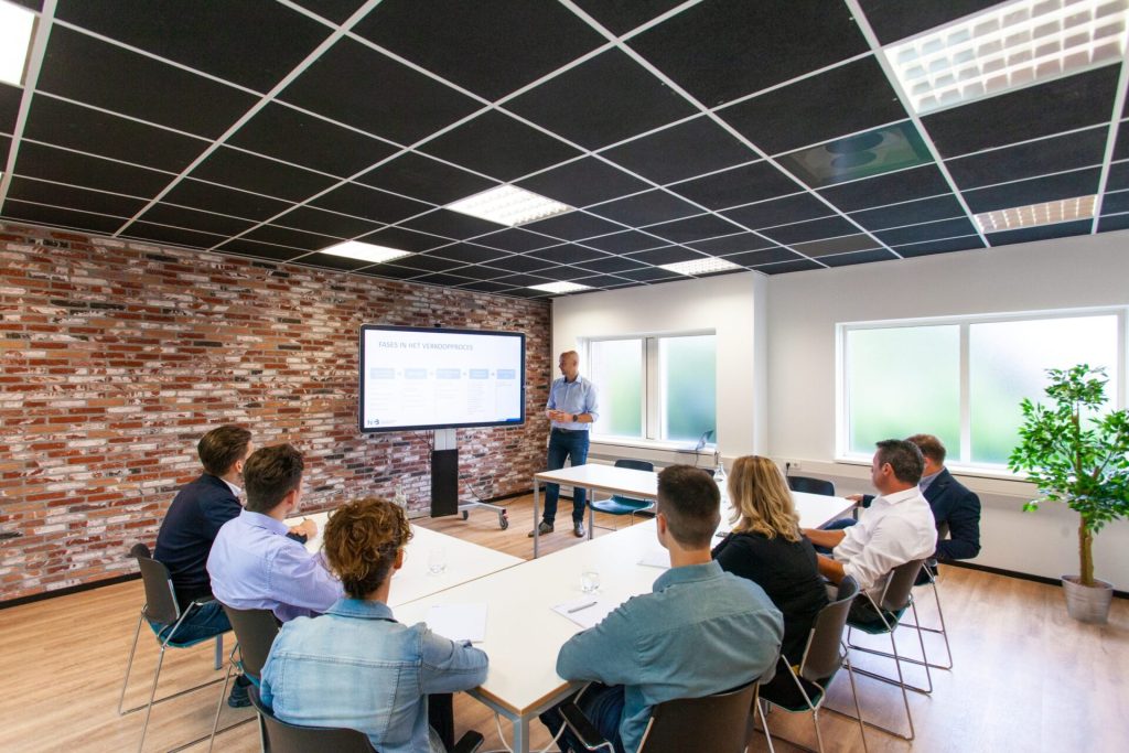 Presentatie in kantoor voor groep mensen