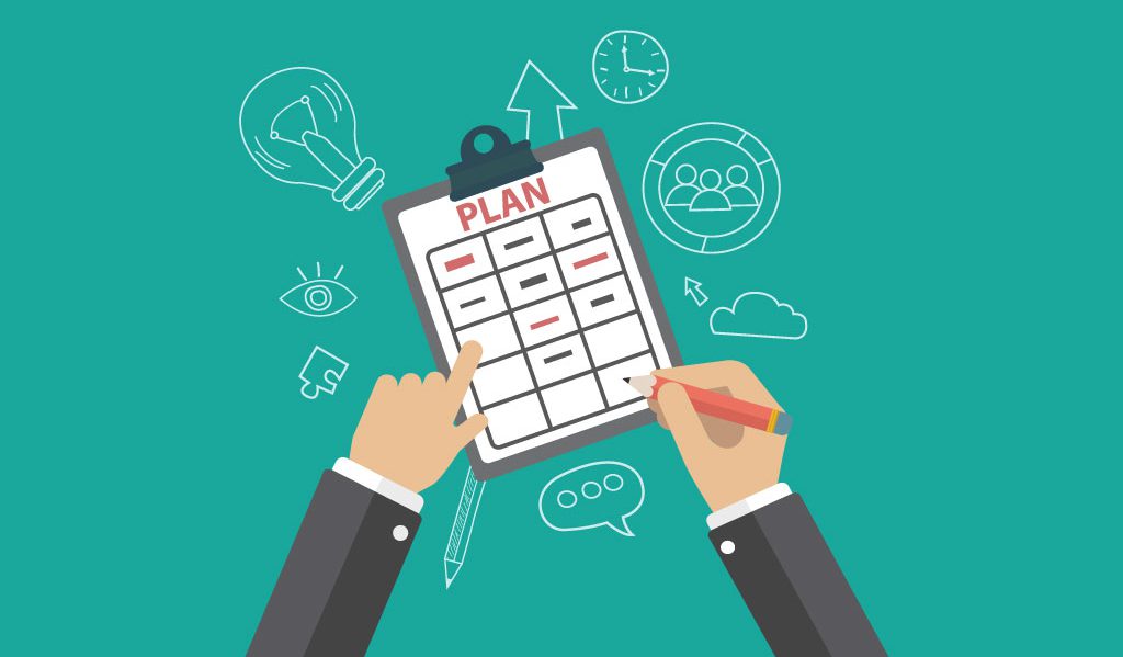 Persoon maakt een planning op een clipboard.