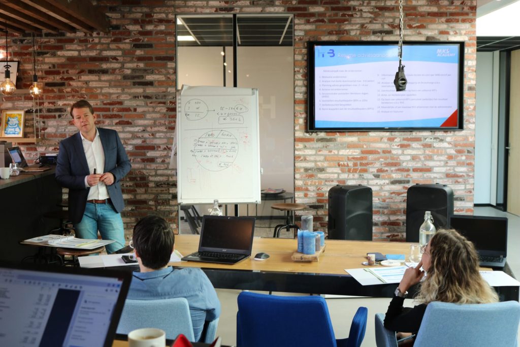 Presentatie over bedrijfsstrategie in moderne vergaderruimte.