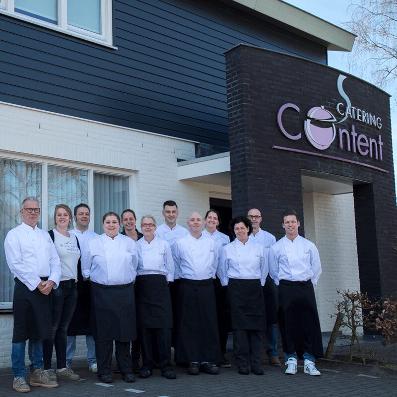 Cateringbedrijf team voor bedrijfsgebouw.