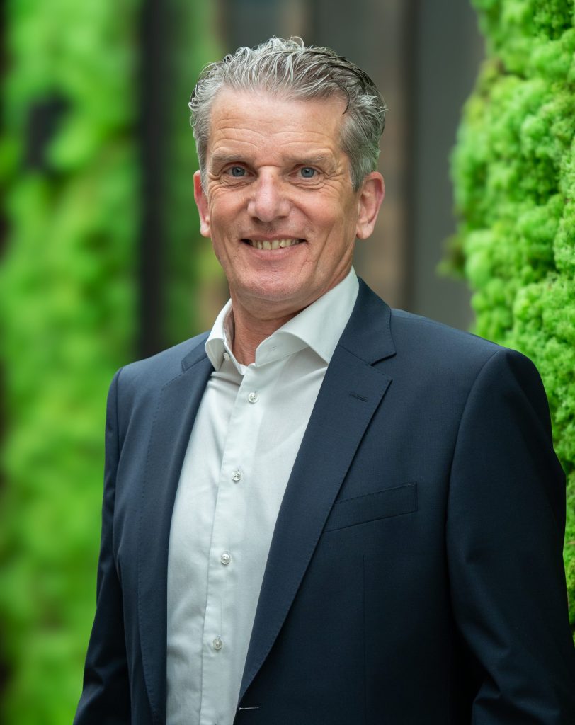 Man in pak voor groene achtergrond