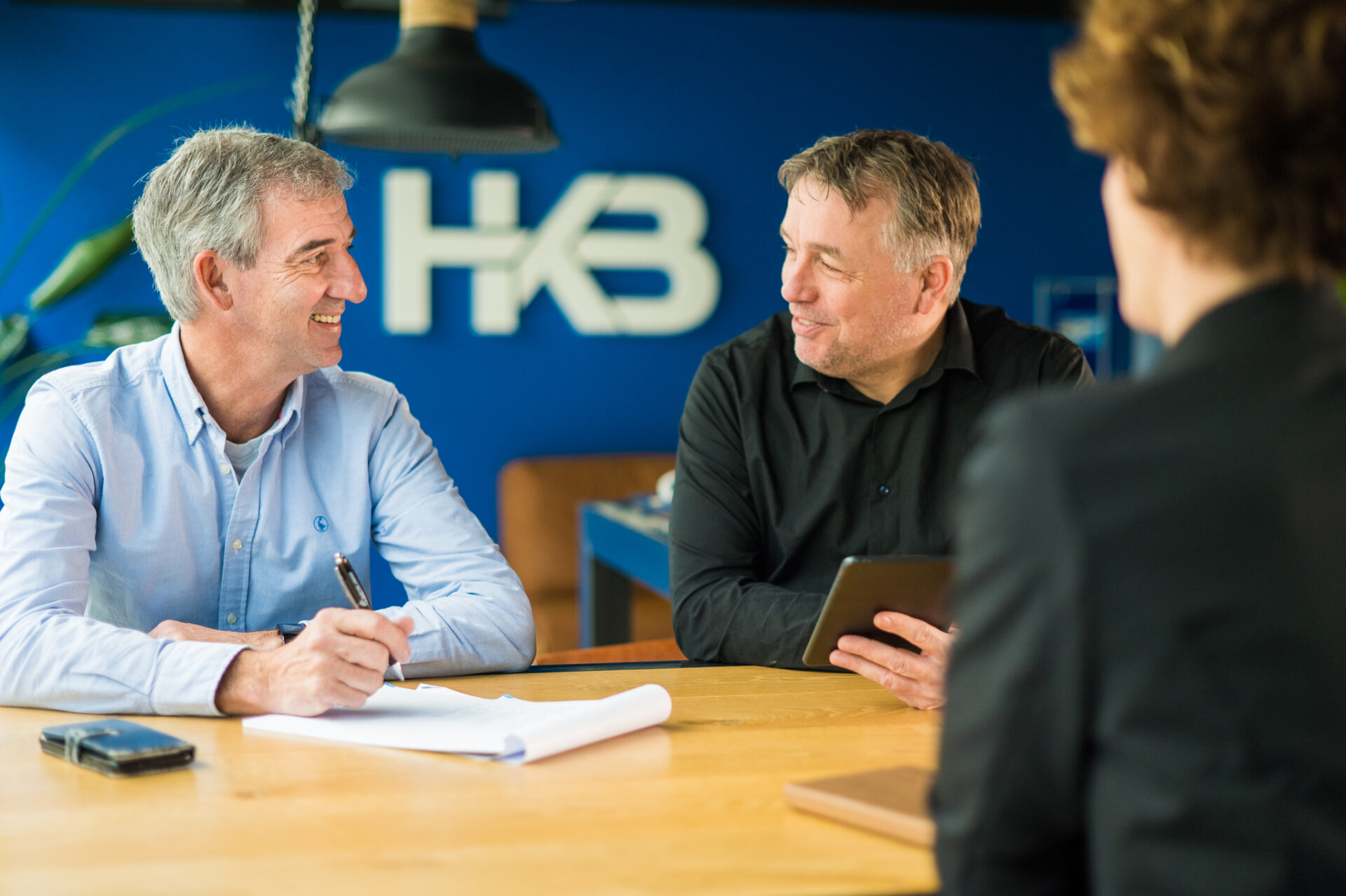 Mensen in vergadering met notitieboek en tablet