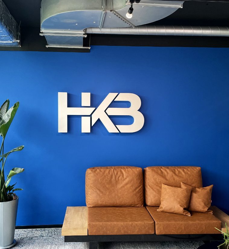 Blauwe muur met logo en bruine bank