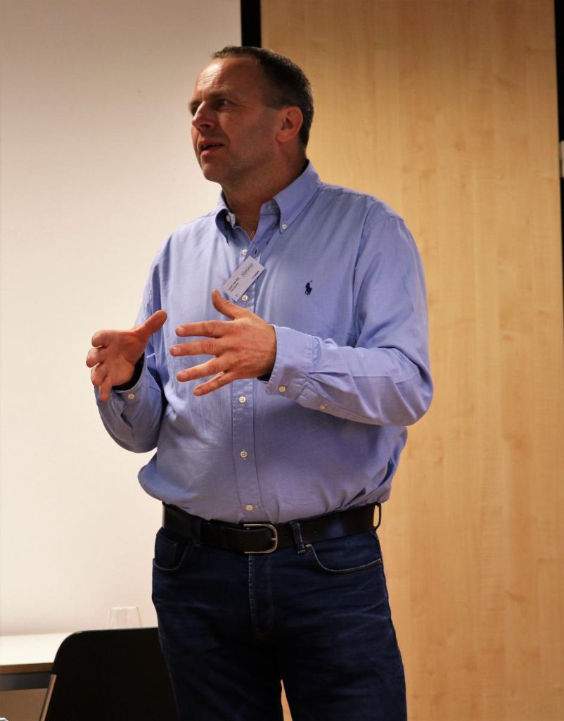 Man in blauwe overhemd geeft presentatie