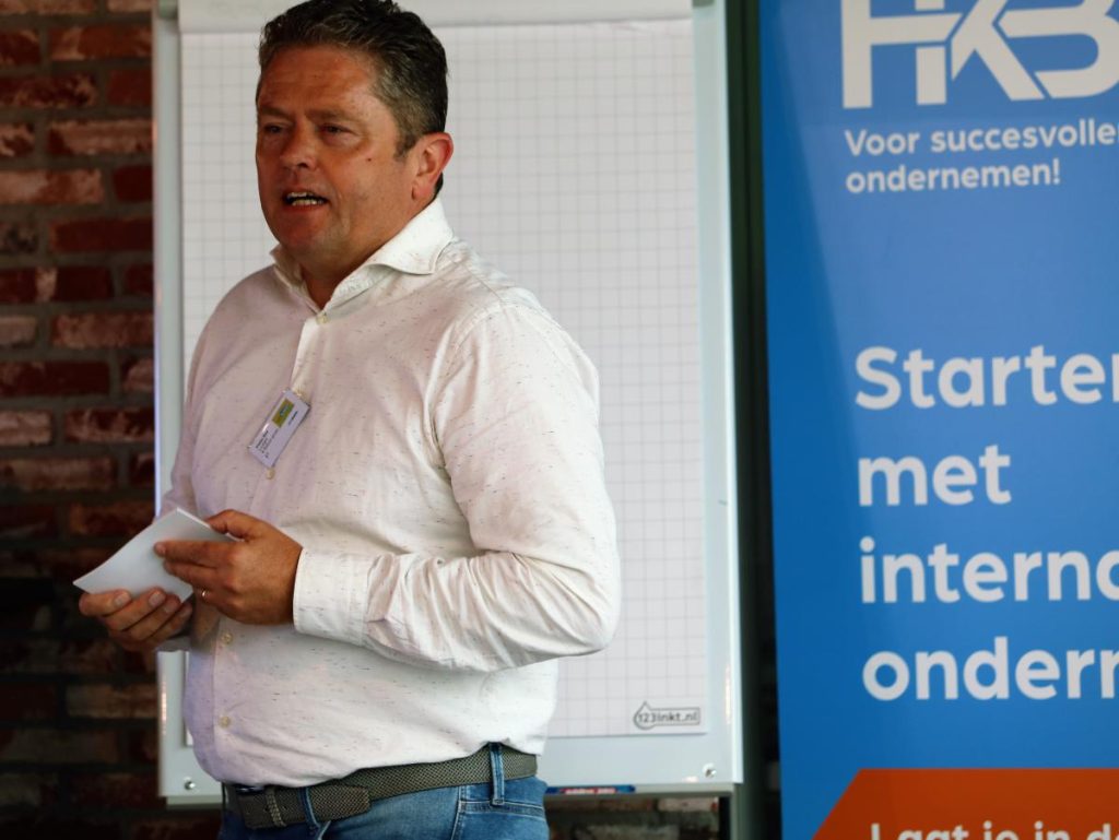 Man spreekt voor startende ondernemersbijeenkomst.