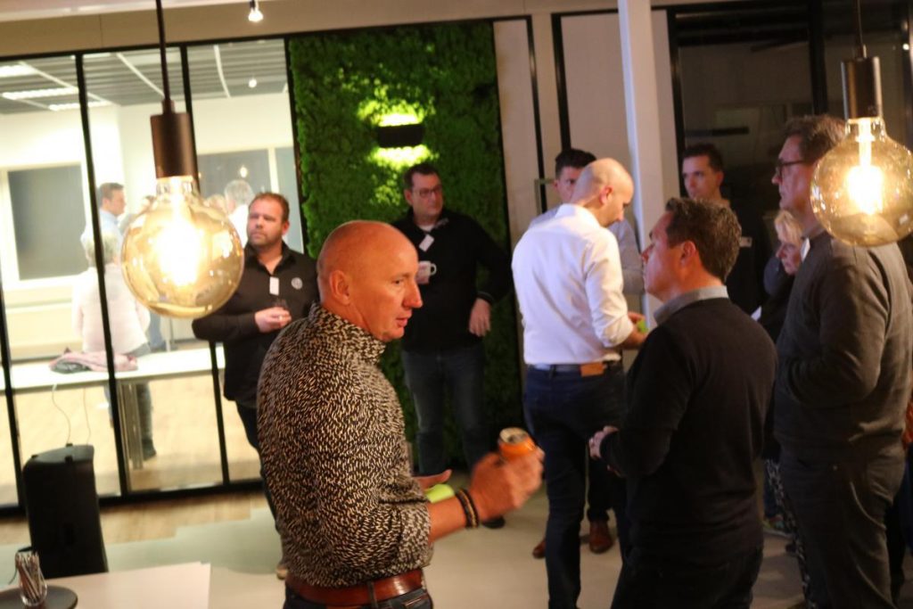 Mensen in gesprek tijdens informele bijeenkomst.