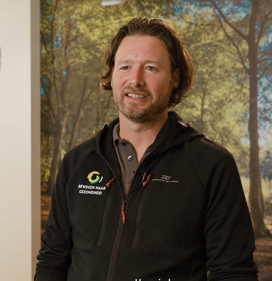 Man in boslandschap met sportkleding