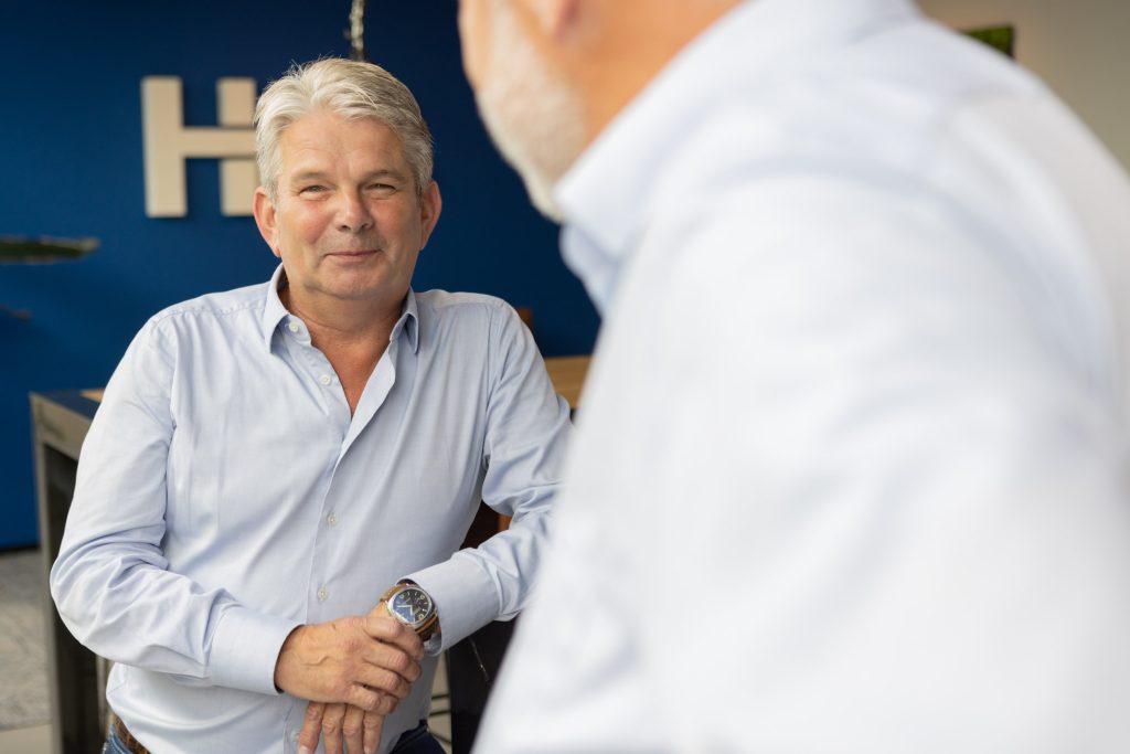 Man in gesprek bij kantoorruimte