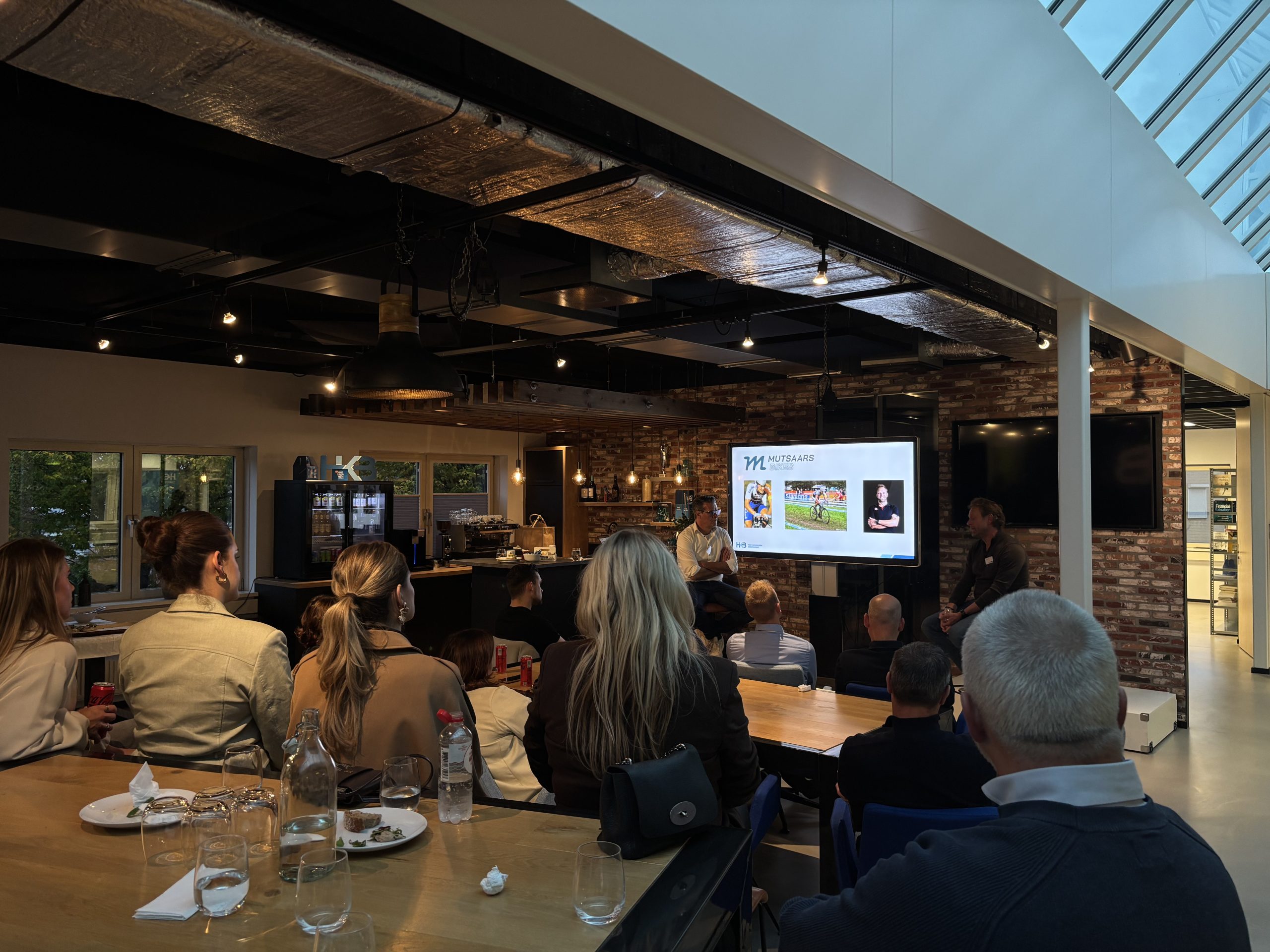 Presentatie in een moderne kantooromgeving met publiek.